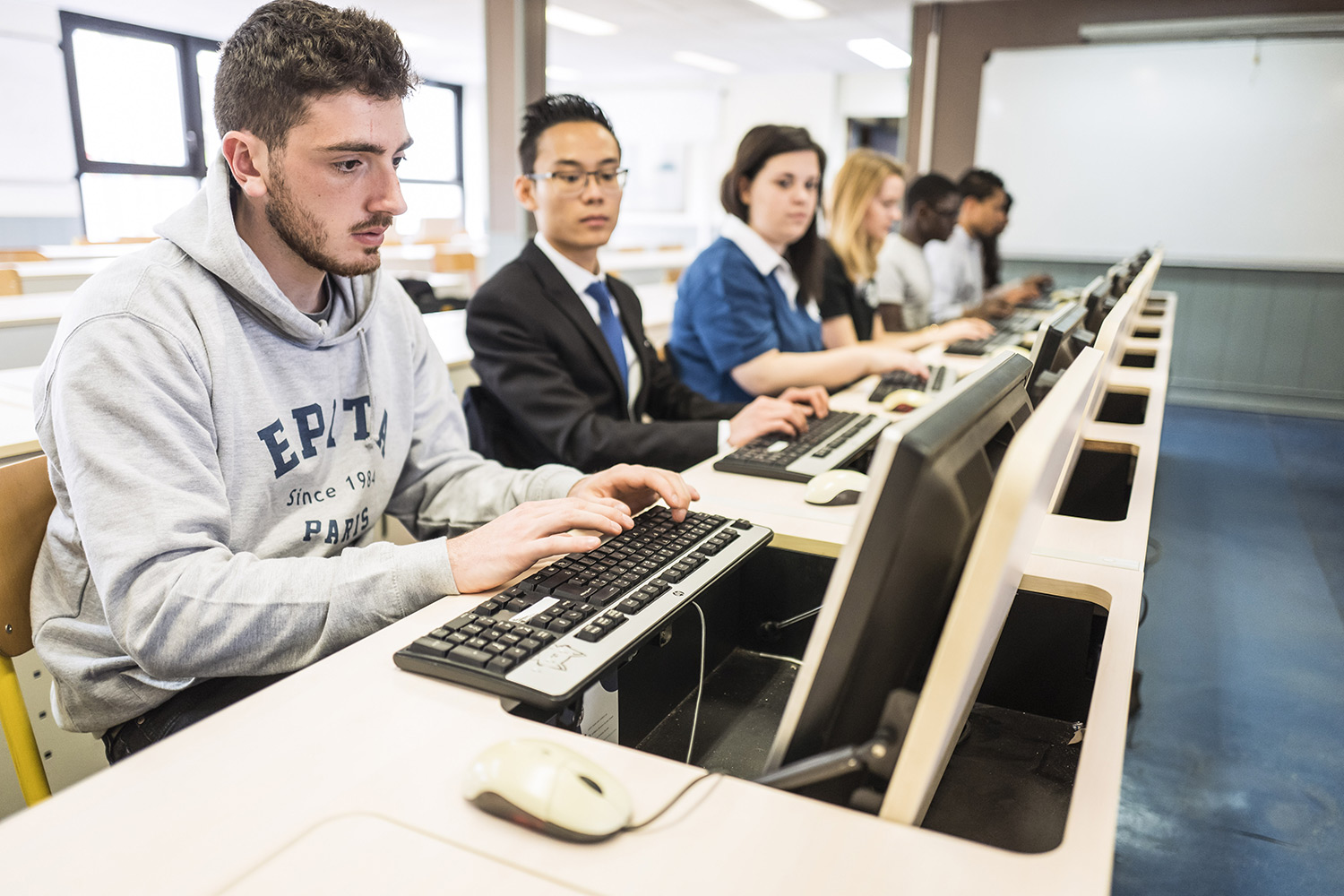 Des étudiants travaillent sur des ordinateurs